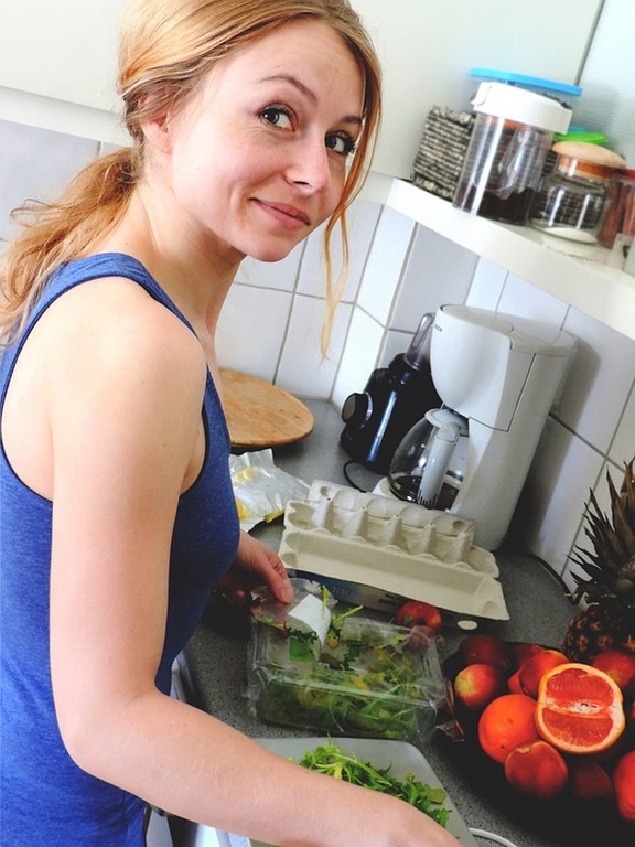 przyrządzanie jedzenia w kuchni